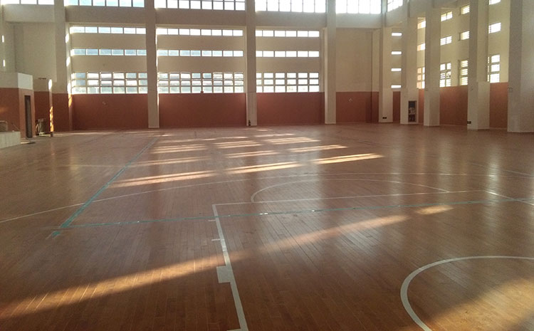 籃球場運(yùn)動(dòng)木地板防止開裂很簡單