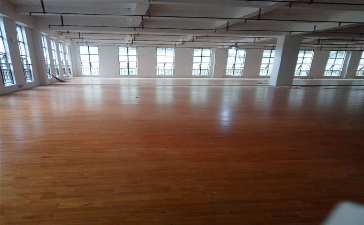 羽毛球館木地板用什么？