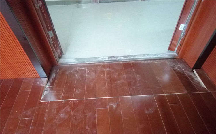 運(yùn)動(dòng)木地板濕脹起拱怎么辦？