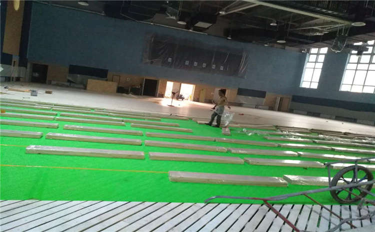 體育館選擇運(yùn)動(dòng)木地板會(huì)有污染問(wèn)題嗎？