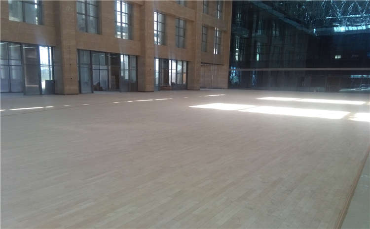 籃球?qū)嵞镜匕?/></p>
<br><p>籃球場(chǎng)地面有三種選擇，塑膠、水泥、木地板，這里**推的是體育木地板籃球場(chǎng)，其運(yùn)動(dòng)性能*好，安全性也是*高的，但是造價(jià)相對(duì)較高，水泥地的安全性能太低，一般專(zhuān)業(yè)的體育木地板籃球場(chǎng)每平米的價(jià)格幾百到千元不等，根據(jù)自己的需求來(lái)選擇。歐氏運(yùn)動(dòng)木地板工程師強(qiáng)調(diào)，體育場(chǎng)館為了滿足體育運(yùn)動(dòng)需要，還得鋪裝專(zhuān)業(yè)的體育木地板?；@球場(chǎng)館就得鋪裝專(zhuān)業(yè)的籃球場(chǎng)木地板。</p>
<br><p>歐氏運(yùn)動(dòng)木地板生產(chǎn)各類(lèi)體育木地板和舞臺(tái)木地板，沒(méi)有中間商，直接廠價(jià)直銷(xiāo)。歐氏運(yùn)動(dòng)木地板嚴(yán)格要求，所有產(chǎn)品都達(dá)到**質(zhì)量標(biāo)準(zhǔn)要求。歐氏籃球場(chǎng)木地板鋪裝到了奧運(yùn)會(huì)、亞運(yùn)會(huì)、NBA、CBA等大型專(zhuān)業(yè)籃球場(chǎng)館。歡迎大家到歐氏運(yùn)動(dòng)木地板咨詢(xún)和再場(chǎng)考察。</p>
<br>
      </div>
      <div style=