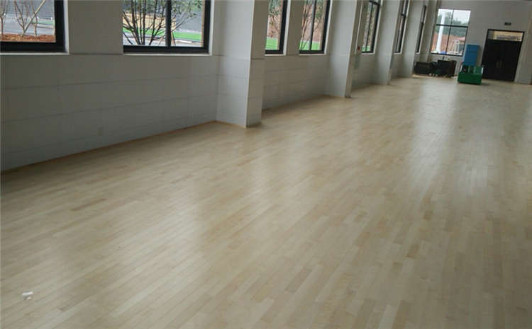 羽毛球館木地板的厚度是多少？