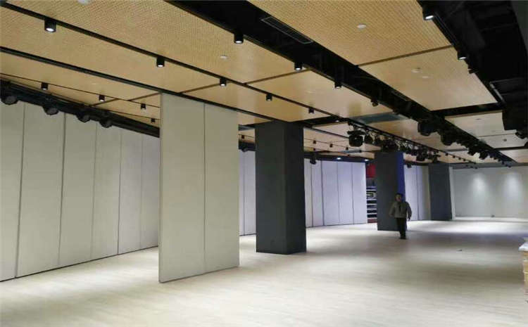 體育館鋪裝的實(shí)木運(yùn)動(dòng)地板出現(xiàn)變色原因