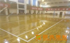 籃球木地板是什么材料做的？為什么杠鈴都砸不