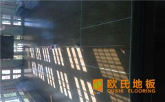 運(yùn)動(dòng)木地板鋪設(shè)前，地面應(yīng)先做好自流平