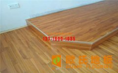 體育場館內(nèi)鋪裝運動木地板，顏色的選擇同樣重