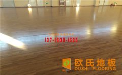 如何避免乒乓球木地板后期起拱？